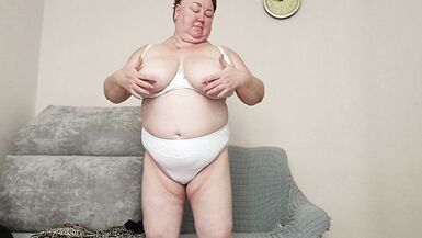 La matrigna con le tette grandi si accarezza davanti alla telecamera - 4 image