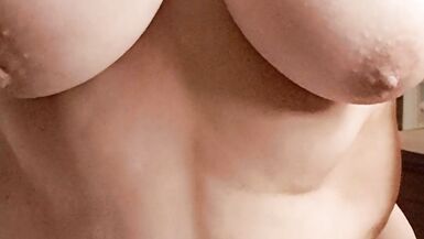 Momny rubs her pussy on the tip to feel orgasm