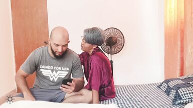 義弟がビデオ通話の最中にオナニーしている私を見つけ、最後まで手伝ってくれた - Porn in Spanish.部屋でビデオ通話中。 - 2 image