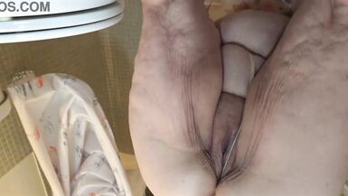 Mulher da limpeza entra na casa de banho e mostra o seu rabo gigante e a sua rata de perto | rabo grande e gordo | mamas grandes naturais milf | mamas grandes mulher madura | rabo enorme gordinha plumper | bbw peituda ssbbw | empregada branca curvilínea g - 10 image