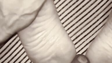 Füsse, Schwanz und Arsch. Die Hand, die streichelt, ist die gleiche, die ohrfeigt