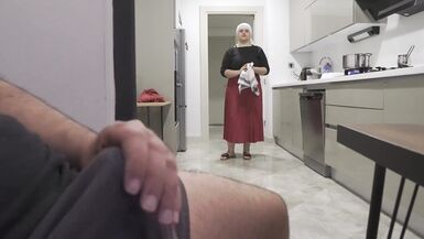 Sorpreso a masturbarsi mentre guarda la mia enorme matrigna Hijab. - 6 image