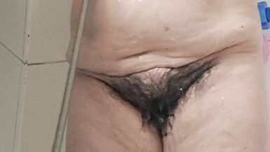 Mature milf bathing her tits and hairy pussy gets excited by the water - 15 image
