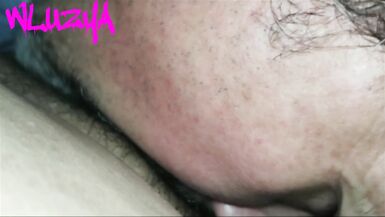 Hier soir, le voisin a vu que je me masturbais et quil me suçait très bien la chatte, alors jai bien sucé sa bite. - 11 image