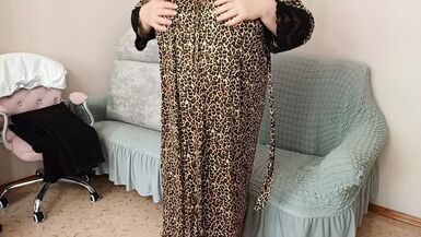 La fidanzata con le tette grosse si accarezza davanti alla telecamera - 1 image