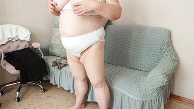 La fidanzata con le tette grosse si accarezza davanti alla telecamera - 4 image