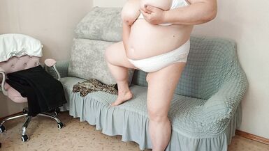 La fidanzata con le tette grosse si accarezza davanti alla telecamera - 6 image