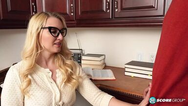 40-year-old beauty Julia Robbie fucks a 21-year-old