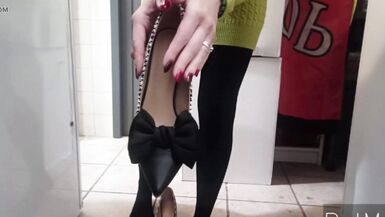 the saleswoman in the room - 10 image