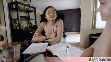 La belle Bella offre une chatte gratuite à son tuteur Heureusement que sa GF est aussi là pour les aider. - 1 image