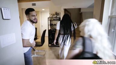 La belle Bella offre une chatte gratuite à son tuteur Heureusement que sa GF est aussi là pour les aider. - 7 image