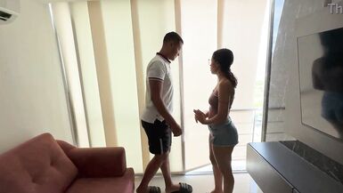 Jinvite ma nouvelle voisine dans mon appartement pour baiser très fort jusquà ce que je remplisse sa chatte serrée et délicieuse avec beaucoup de lait. - 6 image