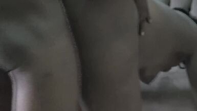 Le reste de laprès-séance de sport avec mon moniteur de sport pris au milieu du gymnase pendant notre séance de gymnastique, où il masperge la chatte avec sa grosse bite noire bien serrée.