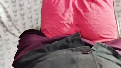 Küçük Hintli üvey kız kardeşim bana masaj yapıyor ve işler ters gidiyor - 2 image