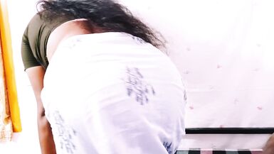 La mère en colère bat son beau-fils en lui donnant un coup de pied au cul. La vie de tous les jours, cest la vie de tous les jours, cest la vie de tous les jours.