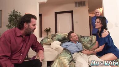 Le cocu regarde de près sa femme Zoey Holloway baiser un inconnu