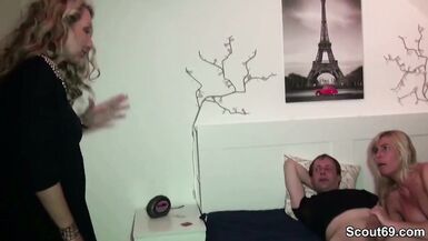 Sie erwischt ihre Schwester beim Ficken und macht mit - 2 image