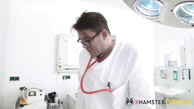 Verbotene Doktorspiele in der Gutshofklinik - 7 image