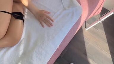 LA FEMME DE MON BEAU-FRÈRE ME DEMANDE UN MASSAGE ET JE NE PEUX PAS RÉSISTER À SON JOLI PETIT CORPS LA FEMME DE MON BEAU-FRÈRE ME DEMANDE UN MASSAGE ET JE NE PEUX PAS RÉSISTER À SON JOLI PETIT CORPS - 1 image