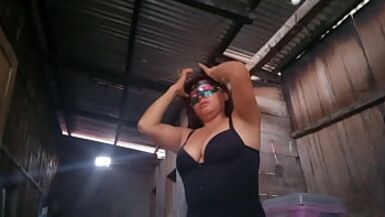 UNE BELLE-MÈRE À FORTE POITRINE PERD SA HONTE ET FAIT UNE VIDÉO PORNO EN DIRECT POUR SON PETIT AMI QUI AVALE DE LÉCUME À LA BOUCHE - 1 image