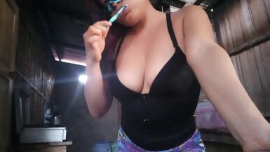 UNE BELLE-MÈRE À FORTE POITRINE PERD SA HONTE ET FAIT UNE VIDÉO PORNO EN DIRECT POUR SON PETIT AMI QUI AVALE DE LÉCUME À LA BOUCHE - 4 image