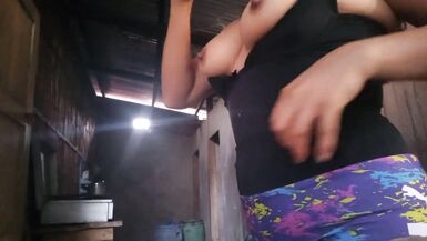 UNE BELLE-MÈRE À FORTE POITRINE PERD SA HONTE ET FAIT UNE VIDÉO PORNO EN DIRECT POUR SON PETIT AMI QUI AVALE DE LÉCUME À LA BOUCHE - 5 image