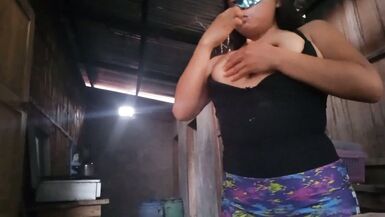 UNE BELLE-MÈRE À FORTE POITRINE PERD SA HONTE ET FAIT UNE VIDÉO PORNO EN DIRECT POUR SON PETIT AMI QUI AVALE DE LÉCUME À LA BOUCHE - 6 image