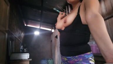 UNE BELLE-MÈRE À FORTE POITRINE PERD SA HONTE ET FAIT UNE VIDÉO PORNO EN DIRECT POUR SON PETIT AMI QUI AVALE DE LÉCUME À LA BOUCHE - 7 image