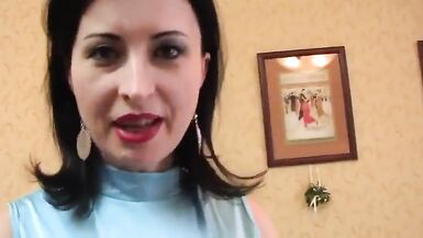 Muchísimos vídeos en Internet muestran a una mujer desnudándose, jugando consigo misma y masturbándose.