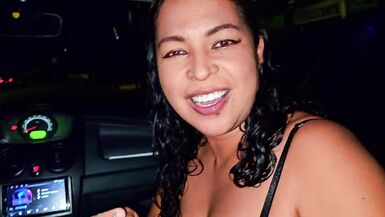 Ubersex in der Stadt Medellin, Kolumbien. Heiße Frau gibt einen Blowjob im Auto, sie saugt Taxifahrer Schwanz, ihr Cuckold Ehemann zeichnet seine nuttige Frau mit unbekanntem Mann - 15 image