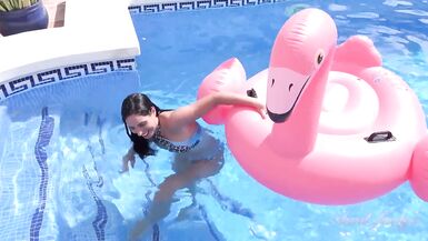 Auntjudys - Hot Spanish MILF Linda Del Sol spielt im Pool - 4 image