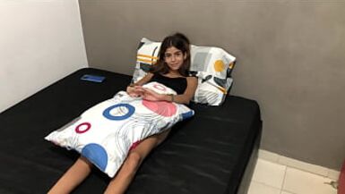 Je découvre ma petite demi-sœur en train de se masturber dans sa chambre et je laide à la baiser - Spanish porn - Russian porn - 1 image