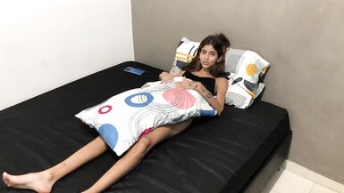 Je découvre ma petite demi-sœur en train de se masturber dans sa chambre et je laide à la baiser - Spanish porn - Russian porn - 3 image