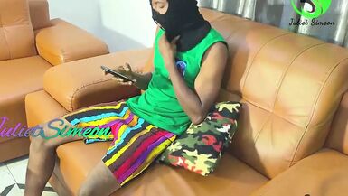 Elle se fait baiser par son ami en qui elle a tellement confiance, mais plus tard, il lemmène sur son lit. - 1 image