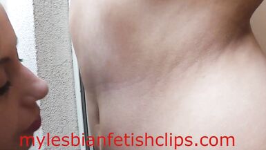 Une superbe blonde se fait lécher les aisselles et le nombril par une brune sexy - 11 image