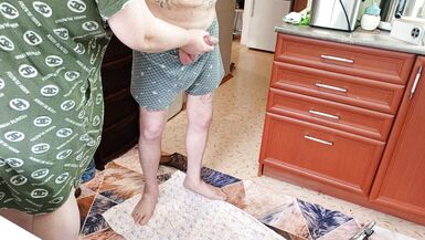 Stepmom makes a deep blowjob jerks off a dick to a cumshot