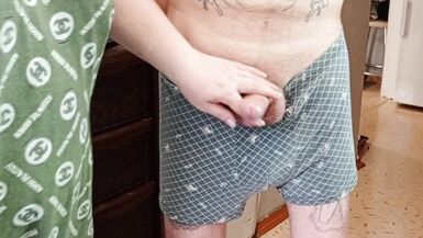 Мачеха делает глубокий минет, дрочит член до кончания - 13 image