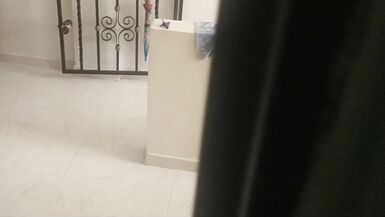 mon mari cocu me regarde me faire baiser par le voisin inexpérimenté dans le salon - 5 image