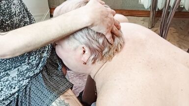 la belle-mère fait une fellation profonde et reçoit une partie du sperme dans sa gorge