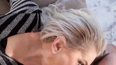 Une adolescente surprend sa belle-mère légèrement vêtue sur le canapé