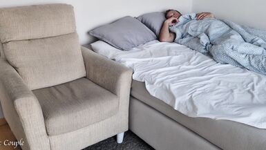 Une femme coquine demande à sa copine de la chambre dà côté de regarder comment elle fait lamour avec son mari.