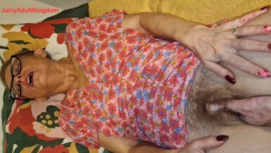 Il masse mon clito avec un doigt, deux doigts dans ma chatte et un dans mon cul et me donne un orgasme merveilleux.