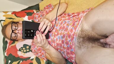 Il masse mon clito avec un doigt, deux doigts dans ma chatte et un dans mon cul et me donne un orgasme merveilleux. - 15 image