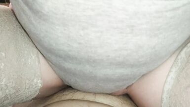 Salope Mariée Femme Chaude Trompeuse, Baise et Suce la Bite du Voisin pendant que son Mari lattend à la Maison POV - 11 image