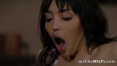 Une brune sexy et coquine se fait lécher la chatte dans son bureau au travail - Vanessa Sky, Tommy Pistol