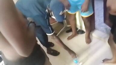 Le jeu en coulisses se transforme en une incroyable fellation