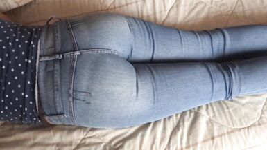 Jaime recevoir de grosses éjaculations dans mon cul, ils baissent mon jean pour jouir.