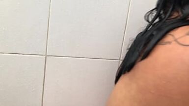 Big ass girl masturbates in the bathroom - 1 image