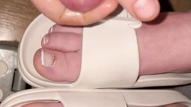 Feetlover ayaklara boşalmak - 4 image