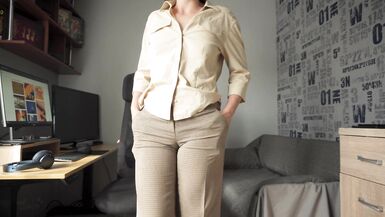 Une collègue coquine vous séduit avec son gros cameltoe en pantalon